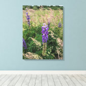 Lila Lupinen auf Grassy Field Leinwanddruck (Insitu (Holzboden))