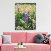 Lila Lupinen auf Grassy Field Leinwanddruck (Insitu (Wohnzimmer))