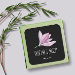 Lila Magnolia-Flora-Gastgeschenk Hochzeit auf Schw Quadratischer Aufkleber<br><div class="desc">Personalisierte Aufkleber mit einer schönen lila Magnolienblüte Wasserfarbe und Ihr Text für jeden Anlass in schicken weißen Schriften auf schwarzem Hintergrund,  perfekt für Hochzeitsfeier Gefallen,  Brautparty,  Hochzeitseinladung Siegel und mehr. In verschiedenen Formen erhältlich. PAKETE IN unserem Geschäft.</div>