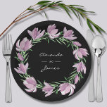 Lila Magnolia Pappteller<br><div class="desc">Lila Aquarellmagnolienblüten auf schwarzem Hintergrund. Diese botanischen Teller sind wunderschön für Hochzeitsfeiern,  Duschen,  Verlobungsfeiern,  Probe-Dinners und vieles mehr. 2 Größen verfügbar. Übereinstimmung der Hochzeitssuite in unserem Geschäft —> http://bit.ly/2IaVbAd <—</div>