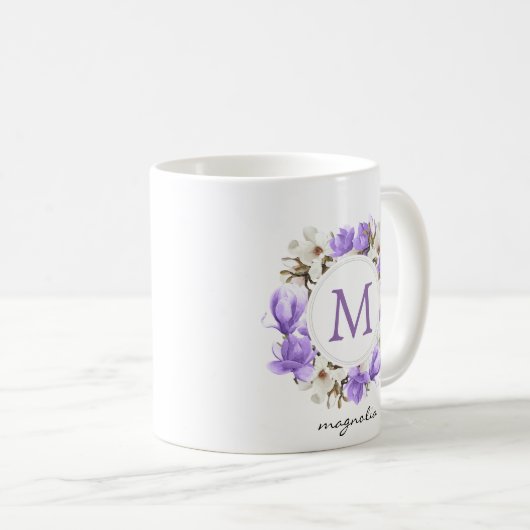 Lila Magnolia-Wreath-Monogramm Kaffeetasse (VorderseiteRechts)