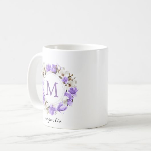 Lila Magnolia-Wreath-Monogramm Kaffeetasse (Vorderseite Links)