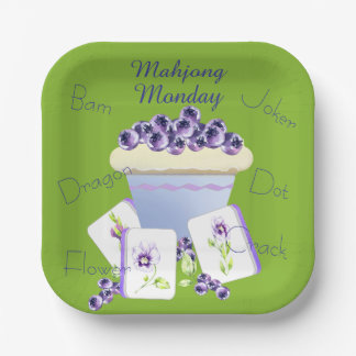 Lila Mahjong-Kacheln und Blaubeer-Cupcake Pappteller