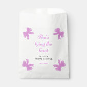 Lila Mann, der das Brautparty des Knotens bindet Geschenktütchen (Vorderseite)