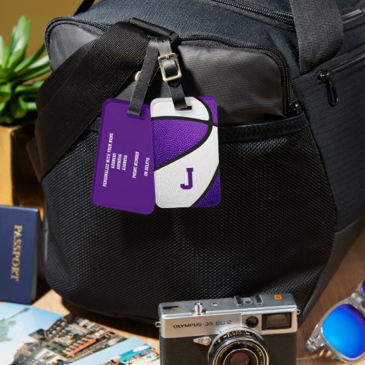 lila Mannschaftsfarben mit Monogramm Basketball Gepäckanhänger (Vorderseite & Rückseite)