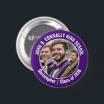 Lila Marching Band Foto High School Brag Button<br><div class="desc">Dieses coole,  kundenspezifische High School Marching Band Foto zeigt eine weiße Typografie Ihres Teams und Spielernamen auf einem lila Knopf. Personalisieren Sie sich mit dem Foto und dem Unterrichtsjahr Ihres Schülers als stolze Eltern. Eine Mutter und ein Vater können diese Knöpfe für den Wettbewerb und Spiele tragen.</div>