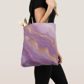 Lila Marmorhintergrund mit goldenen Adern Tasche (Von Nahem)