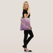 Lila Marmorhintergrund mit goldenen Adern Tasche (Am Model)