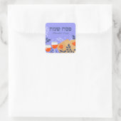 Lila Matzah und Wine Hebrew Happy Pessach Quadratischer Aufkleber (Tasche)