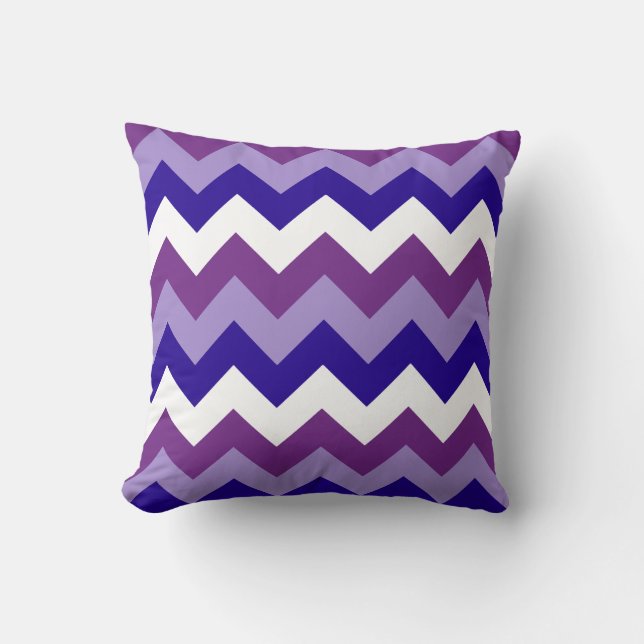 Lila, Mauve, Blau, Weißer Diagonal Chevrons Kissen (Vorderseite)