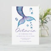 Lila Meerjungfrau-Schwanz unter dem Meer Geburtsta Einladung (Stehend Vorderseite)