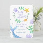 Lila Meerjungfrau-Schwanz unter dem Meer Geburtsta Einladung (Stehend Vorderseite)