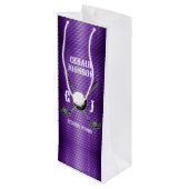 Lila Metallic Lines Golf Monogram Design Geschenktüte Für Weinflaschen (Rückseite Schrägansicht)