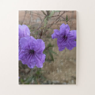 Lila Mexikanische Petunie Ruellia Simplex blüht in Puzzle