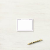 Lila minimalistisches Monogramm Post-it Klebezettel (Auf Schreibtisch)
