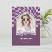 Lila, mit Arsch gezogener, hinterer Abschluss Ankündigung (Stehend Vorderseite)