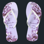 Lila mit BlumenBlumen, die Großmutter der Braut Badesandalen<br><div class="desc">Fliedern sind das Thema von diesen elegante Blumengroßmutter der Braut,  die Hochzeit Reinfälle mit den rosa und malvenfarbenen lila Blumen auf einem lila Hintergrund umdrehen.  Der Text kann für Ihren besonderen Anlass besonders angefertigt werden.</div>