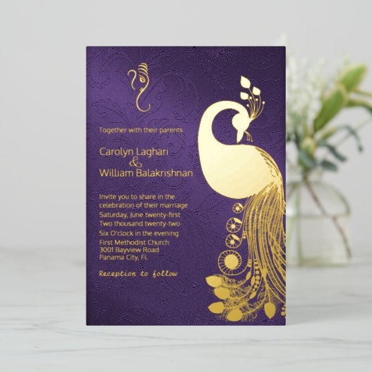 Lila mit Goldpfau und Ganesha Wedding Folieneinladung (Stehend vorne)