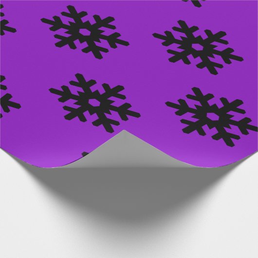 Lila mit schwarzen Schneeflocken Geschenkpapier (Ecke)