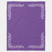 Lila mit weißer Schriftrollecke Fleecedecke (Vorderseite)