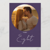 Lila Moderne Minimalistische Script-Tischnummer Einladung (Rückseite)