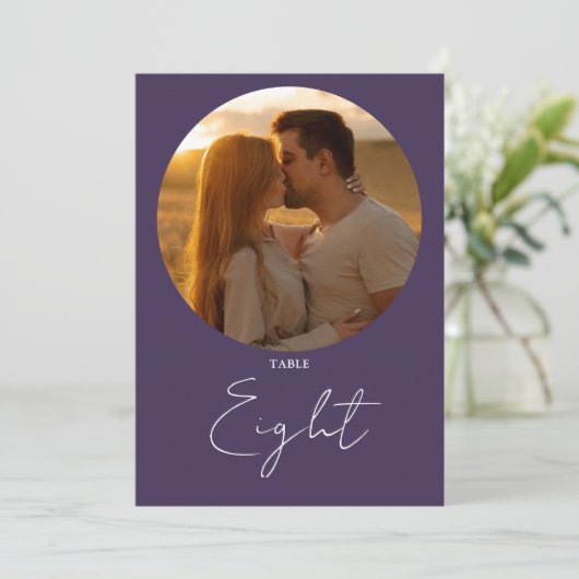 Lila Moderne Minimalistische Script-Tischnummer Einladung (Stehend Vorderseite)