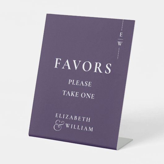 Lila moderne Monogramm-Favoriten Hochzeit Sockelschild (Vorderseite)