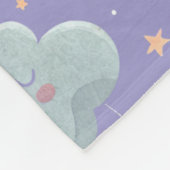 Lila Mond und Wolken Fleecedecke (Ecke)