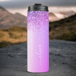 Lila Monogram Glitzer Sparkle Girly Script Thermosbecher<br><div class="desc">Lila Imitate Foil metallic Sparkle Glitzer gebürstete Metall Monogramm Name Drink Tumbler. Das macht den perfekten 16 Geburtstag,  Hochzeit,  Brautparty,  Jubiläum,  Babydusche oder Junggeselinnen-Abschied Geschenk für jemanden,  der Lieben glamourösen Luxus und schicke Stile.</div>