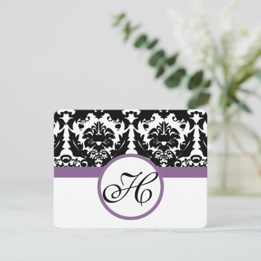 Lila Monogram Heart Damask Gram UAWG RSVP Karte (Stehend Vorderseite)