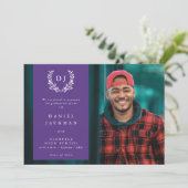 Lila Monogram Laurel Wreath Abschluss Foto Ankündigung (Stehend Vorderseite)