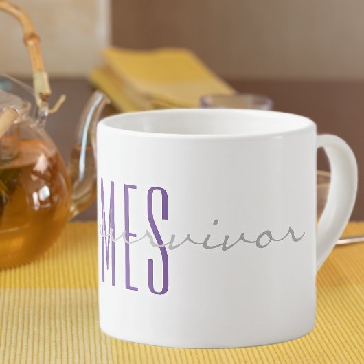 Lila Monogram Soft Gray Ich bin ein Überlebender v Espressotasse