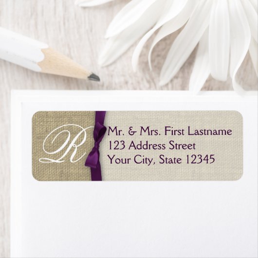 Lila Monogramm aus Ribbon und Burlap (Insitu)