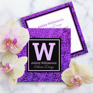 Lila Monogramm-Blattmuster botanisch bold modern Quadratische Visitenkarte