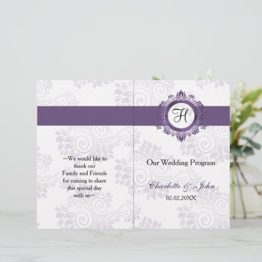 lila Monogramm gefaltetes Hochzeitsprogramm (Stehend Vorderseite)