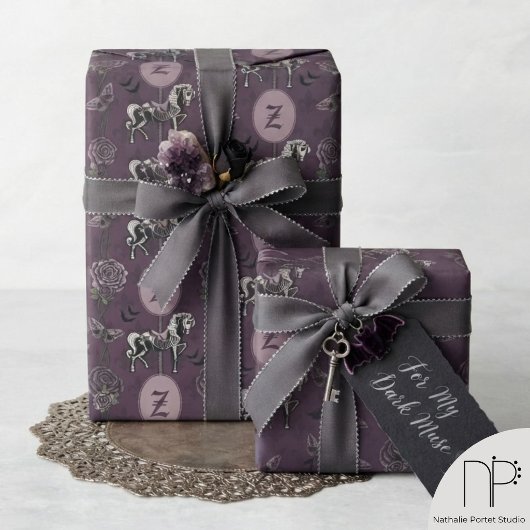 Lila Monogramm-Gotik-Pferd Geschenkpapier