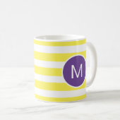 Lila Monogramm mit gelbem Streifen (benutzerdefini Kaffeetasse (VorderseiteRechts)