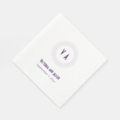 Lila Monogramm mit Name und Datum Hochzeit Serviette (Ecke)