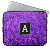 Lila Monogramm Muster fett formatiert Typografie Laptopschutzhülle (Vorderseite)