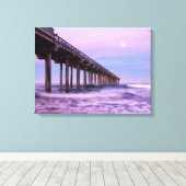 Lila Morgendämmerung über Pier, Kalifornien Leinwanddruck (Insitu (Holzboden))