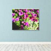 Lila Mum und weiße Blume Leinwanddruck (Insitu (Holzboden))