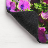 Lila Mum und weiße Blume Mousepad (Ecke)