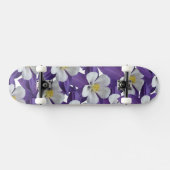 Lila Muster der Blume aus weißer Blüte Skateboard (Horizontal)
