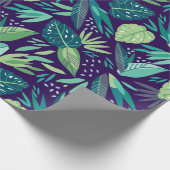 Lila Muster tropischer grüner Blätter Geschenkpapier (Ecke)