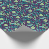 Lila Muster tropischer grüner Blätter Geschenkpapier (Ecke)
