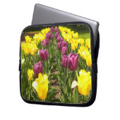 Lila N-Gelbtulpen Laptopschutzhülle (Vorderseite Links)
