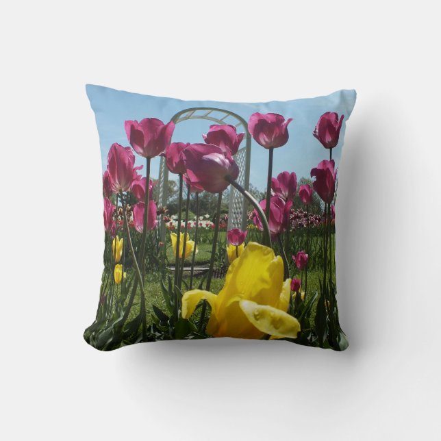 Lila N Yellow Garden Tulips Throw Kissen (Vorderseite)
