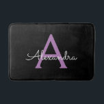 Lila Name der Girl-Monogram-Datei Badematte<br><div class="desc">Schwarze und Lila einfache Script Monogram Name Bath Mats. Dies macht den perfekten Abschluss,  Geburtstag,  Hochzeit,  Brautparty,  Jubiläum,  Babydusche oder Junggeselinnen-Abschied Geschenk für jemanden,  die Lieben glamourösen Luxus und schicke Stile.</div>