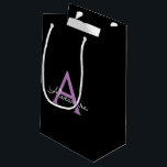 Lila Name der Girl-Monogram-Datei Kleine Geschenktüte<br><div class="desc">Schwarze und Lila einfache Script Monogram Name Geschenktasche. Das macht den perfekten 16 Geburtstag,  Hochzeit,  Brautparty,  Jubiläum,  Babydusche oder Junggeselinnen-Abschied Geschenktasche für jemanden,  der Lieben glamourösen Luxus und schicke Stile.</div>