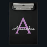 Lila Name der Girl-Monogram-Datei Mini Klemmbrett<br><div class="desc">Schwarze und Lila Namensplanungs-Zwischenablage. Das macht den perfekten 16 Geburtstag,  Hochzeit,  Brautparty,  Jubiläum,  Babydusche oder Junggeselinnen-Abschied Geschenk für jemanden,  der Lieben glamourösen Luxus und schicke Stile.</div>